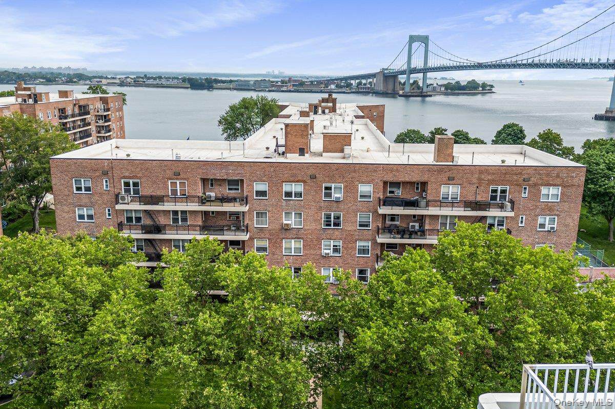 162-01 Powells Cove Boulevard - Photo 1