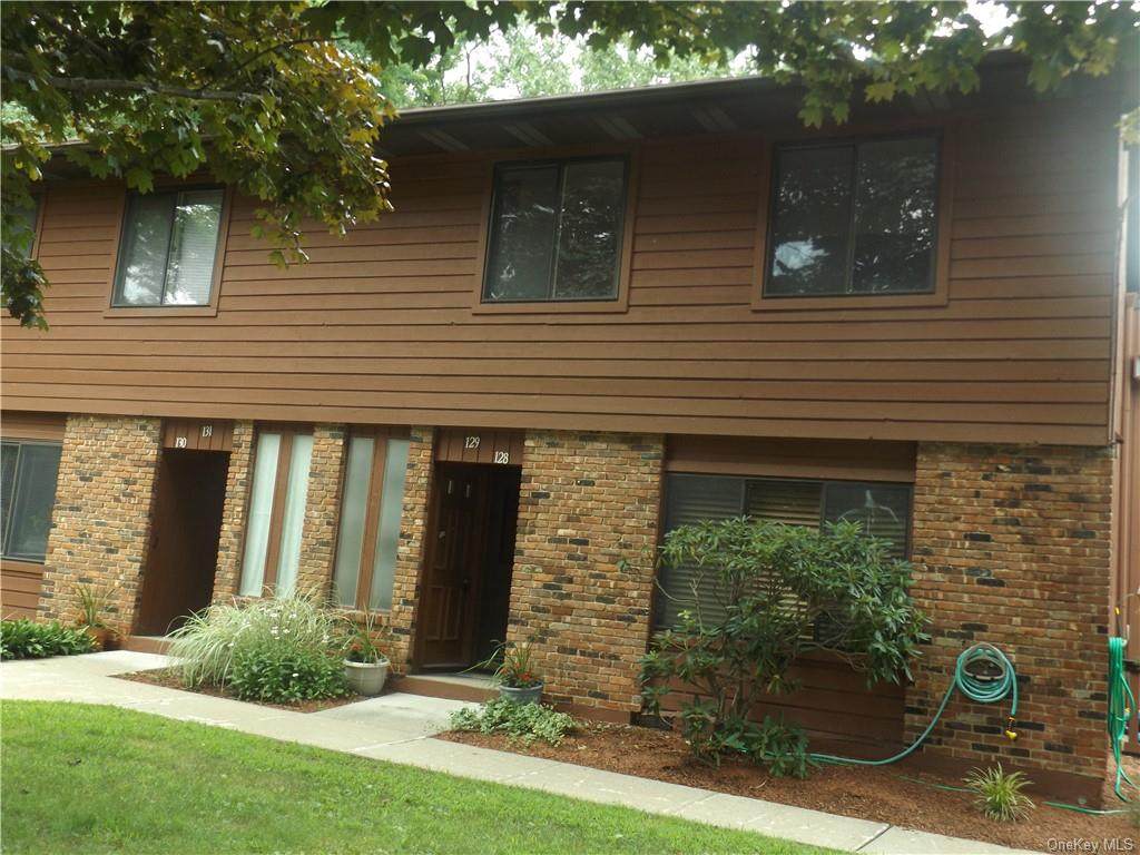 129 Coachlight Square - Photo 1