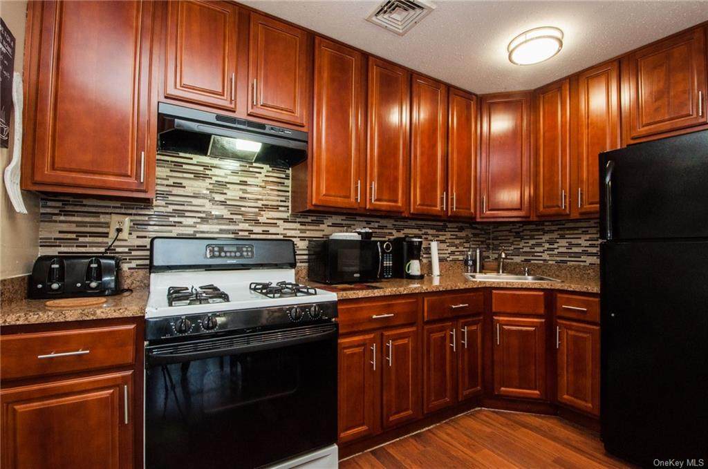 801 Union Avenue - Photo 1