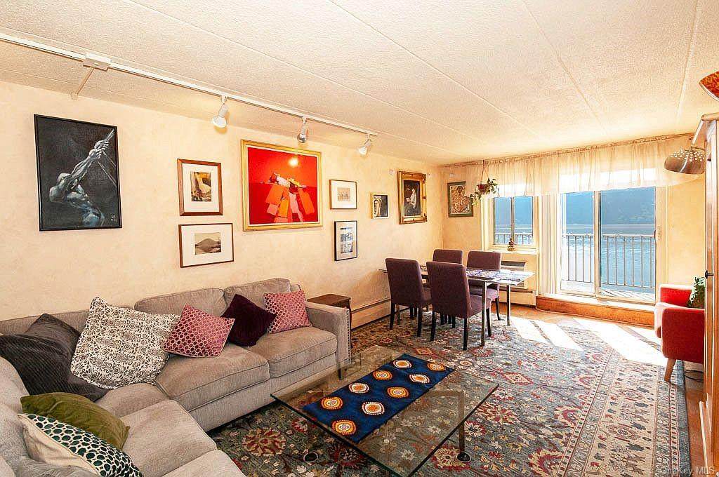 1085 Warburton - Photo 1