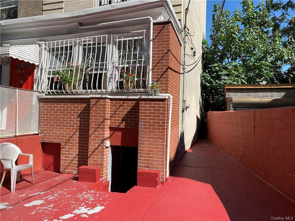 2336 Aqueduct Avenue - Photo 1