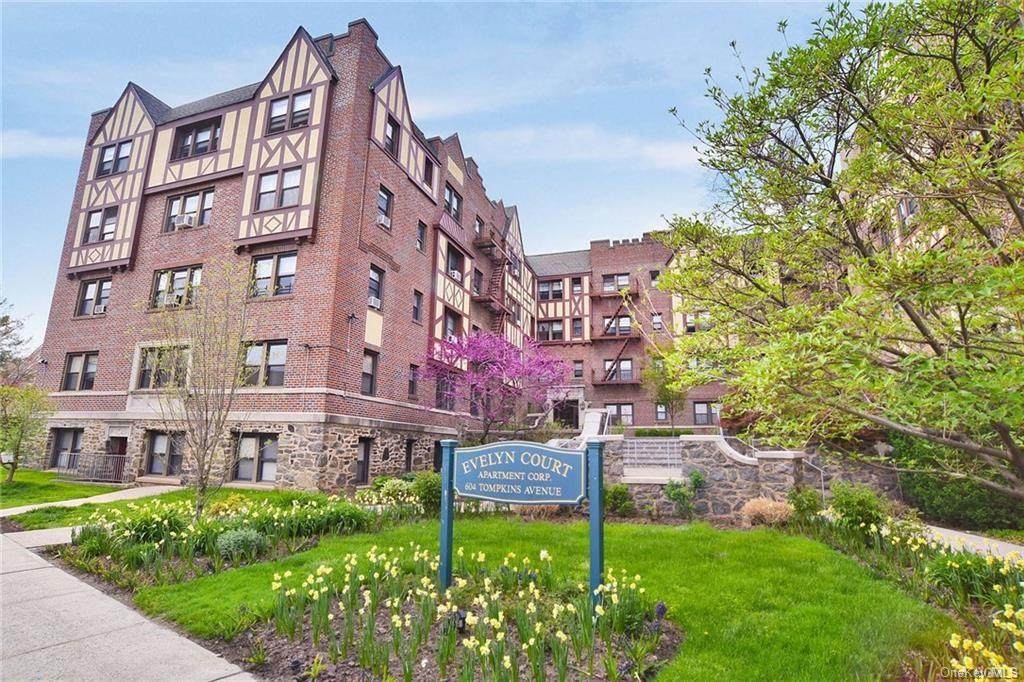 604 Tompkins Avenue - Photo 1