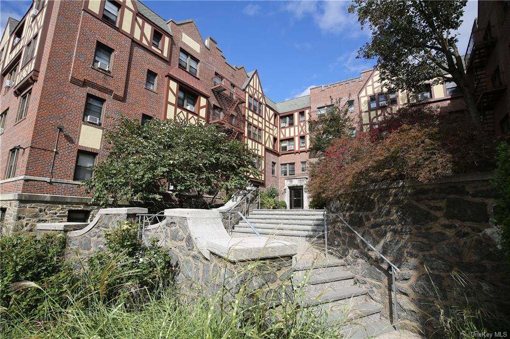 604 Tompkins Avenue - Photo 1