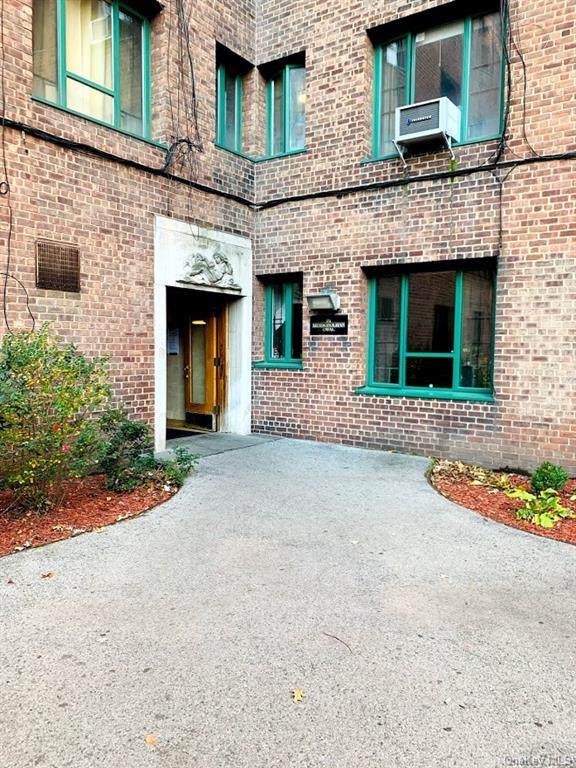 18 Metropolitan Oval - Photo 1