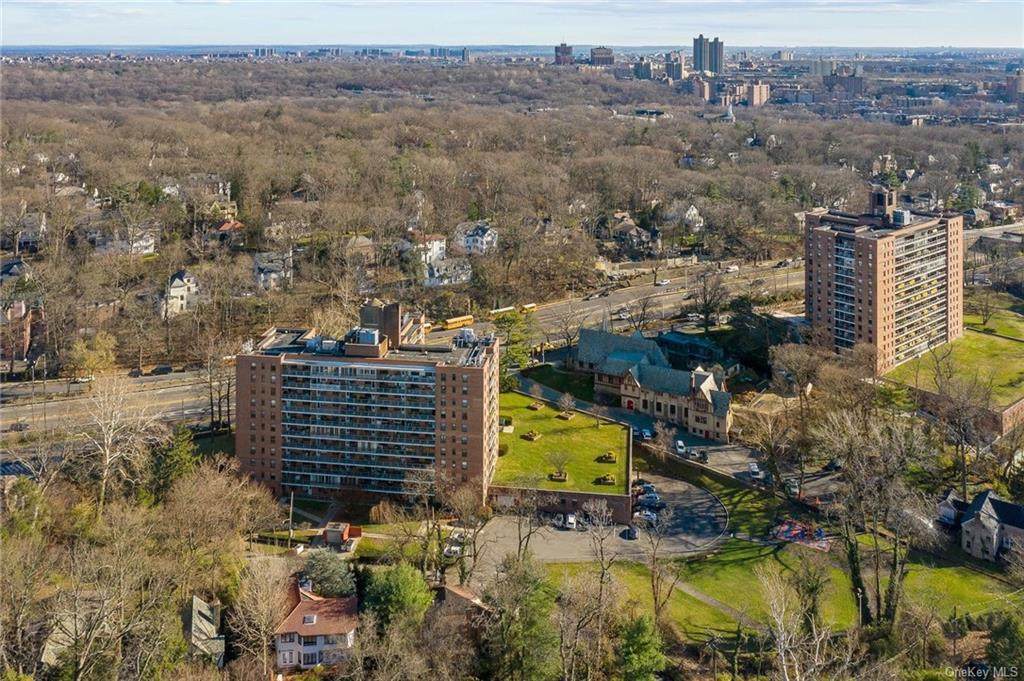 4901 Henry Hudson Parkway - Photo 1