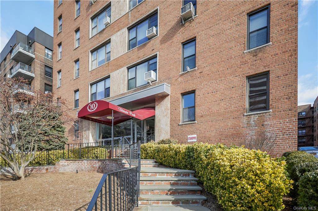 10 Broadway - Photo 1