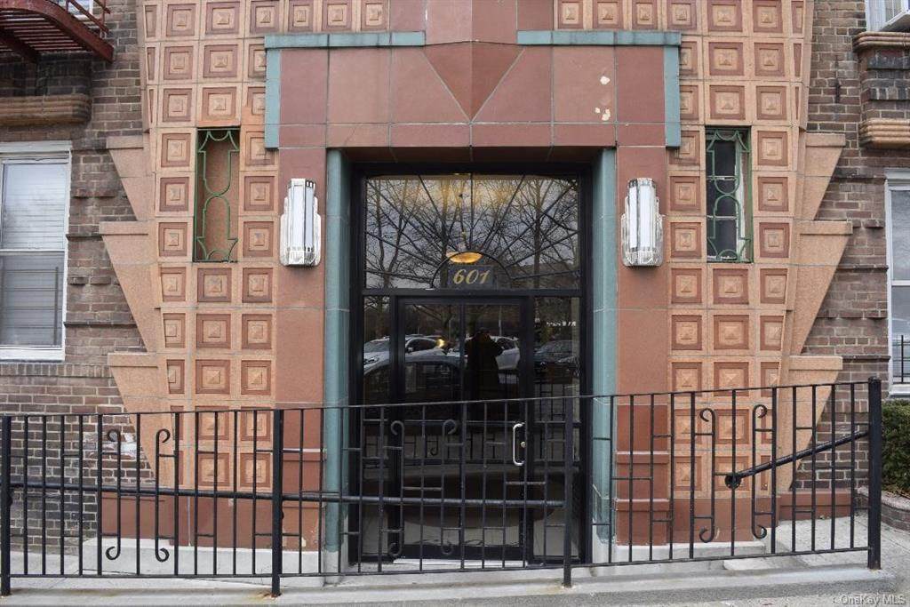 601 Pelham Parkway - Photo 1
