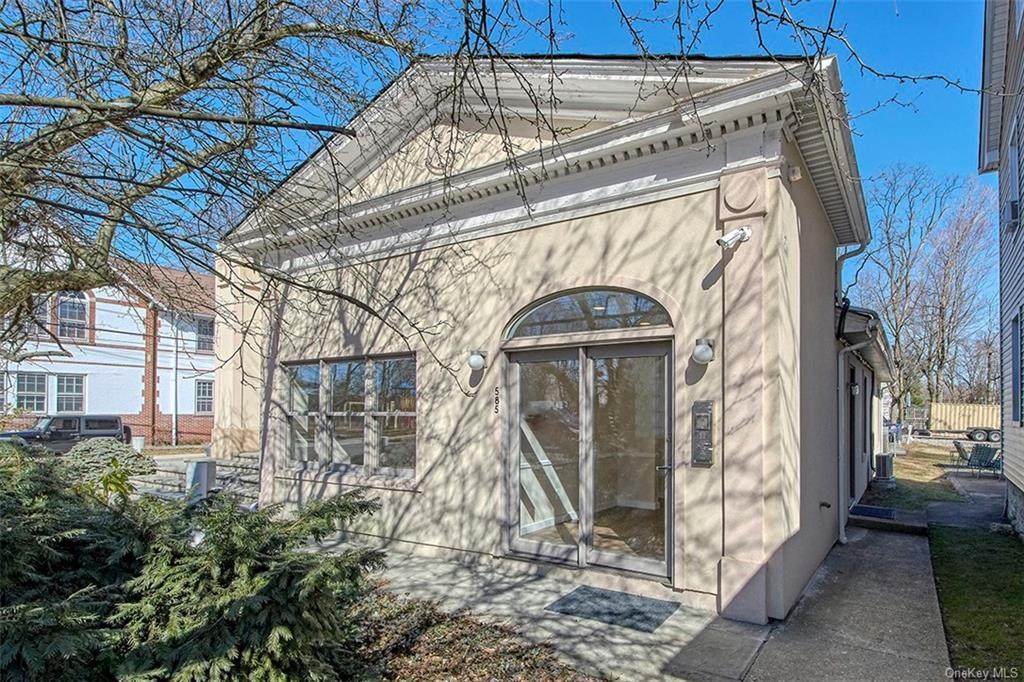585 Barry Avenue - Photo 1