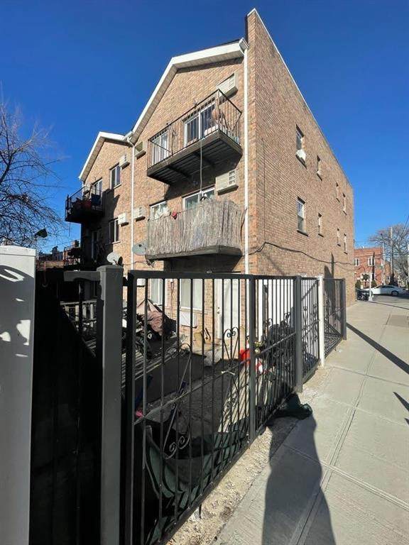 584 New York Avenue - Photo 1