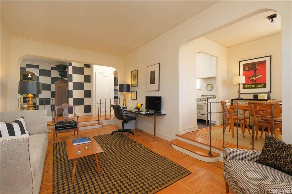601 Pelham Parkway - Photo 1