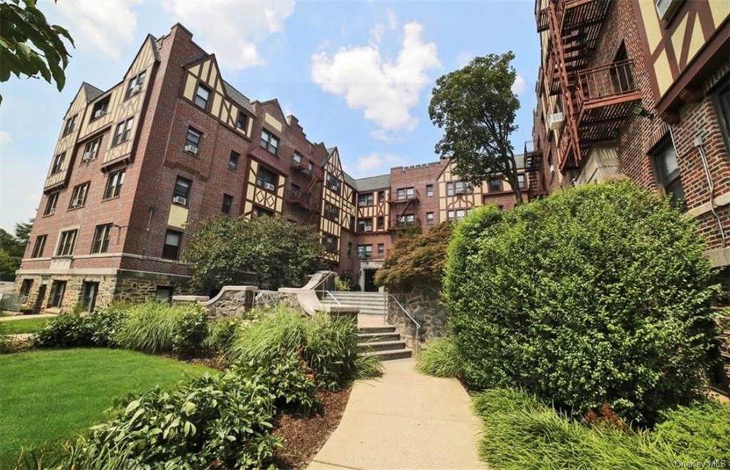 604 Tompkins Avenue - Photo 1