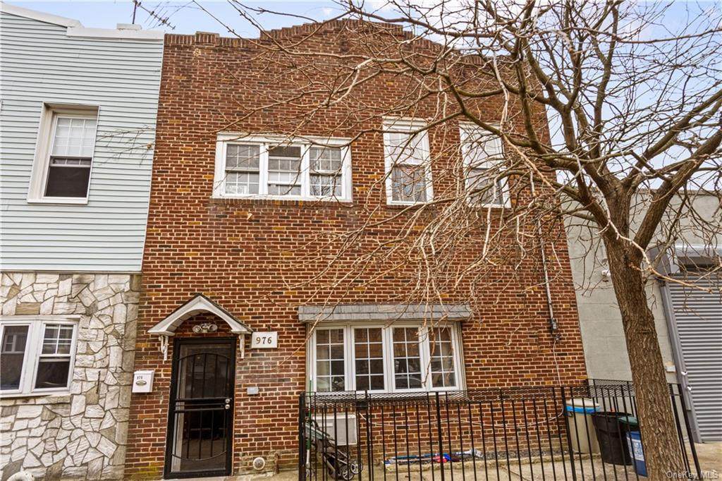 976 Sackett Avenue - Photo 1