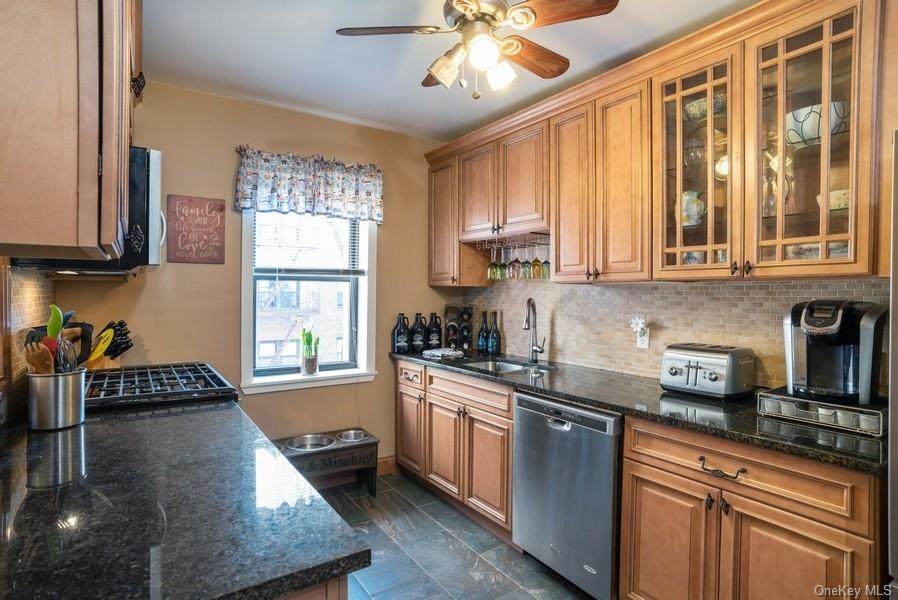 604 Tompkins Avenue - Photo 1