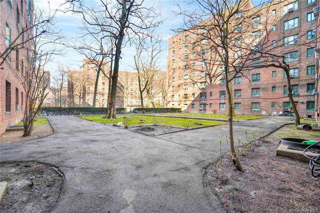 1450 Parkchester Road - Photo 1
