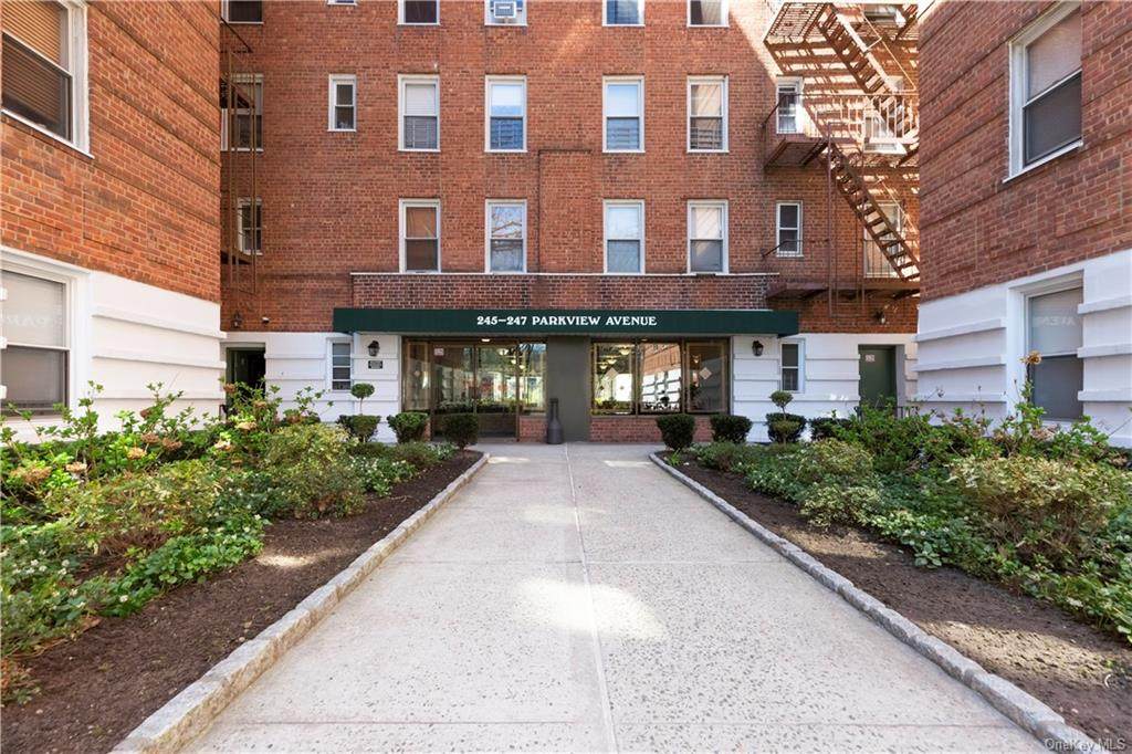247 Parkview Avenue - Photo 1
