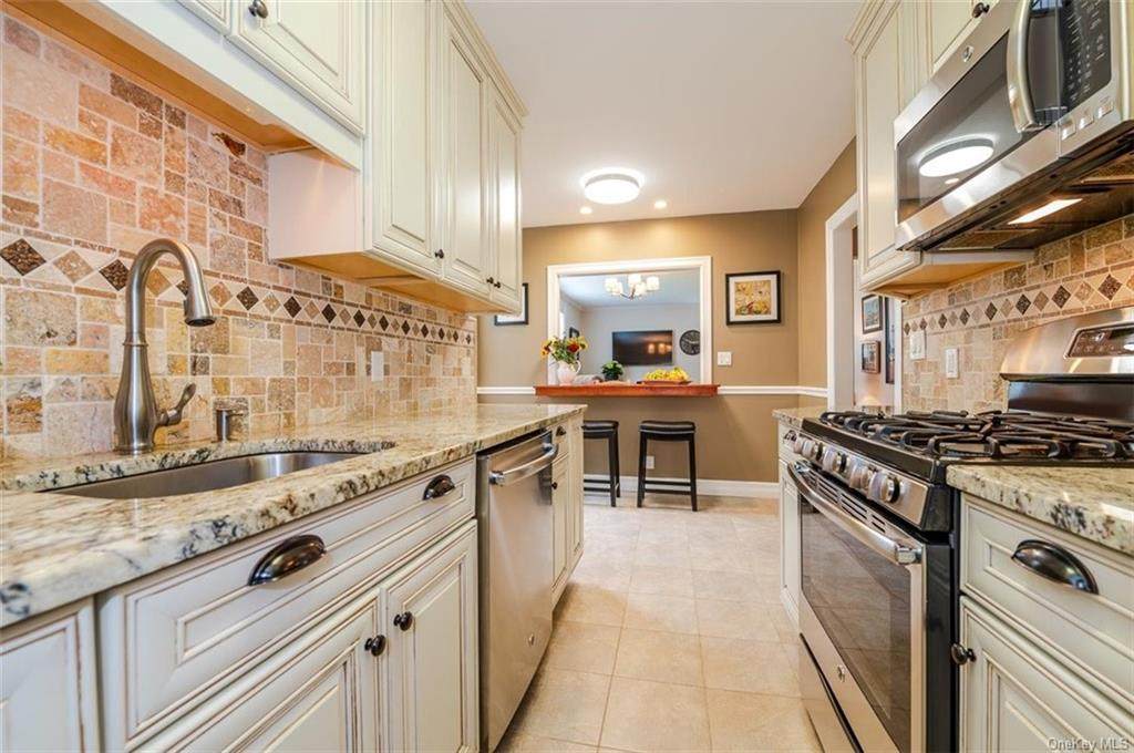 15 Bryant Crescent - Photo 1