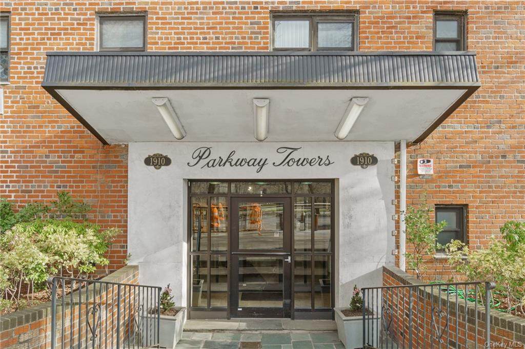 1910 Pelham Parkway - Photo 1