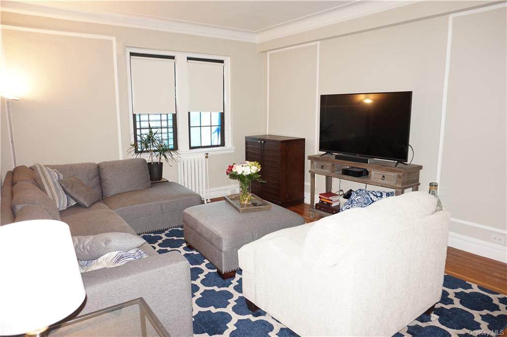 622 Pelhamdale Avenue - Photo 1