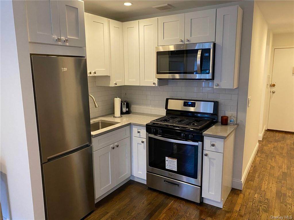 828 Pelhamdale Avenue - Photo 1