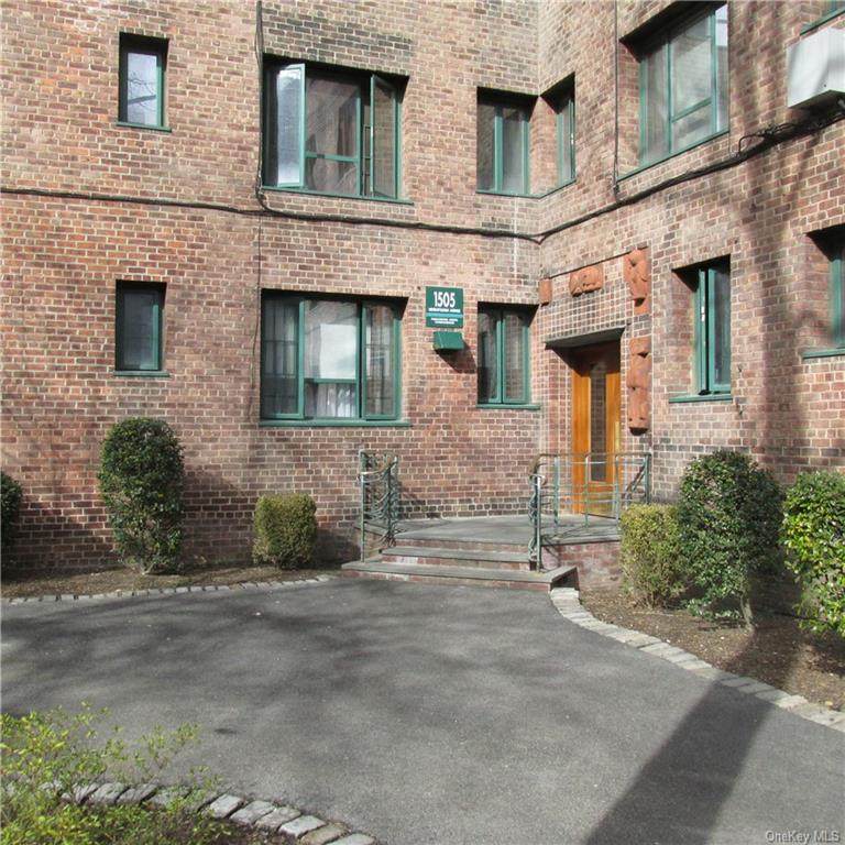 1505 Metropolitan Avenue - Photo 1