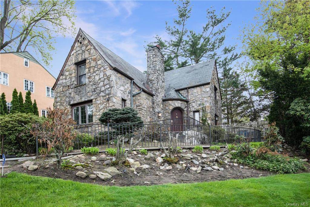 2 Tudor Lane - Photo 1