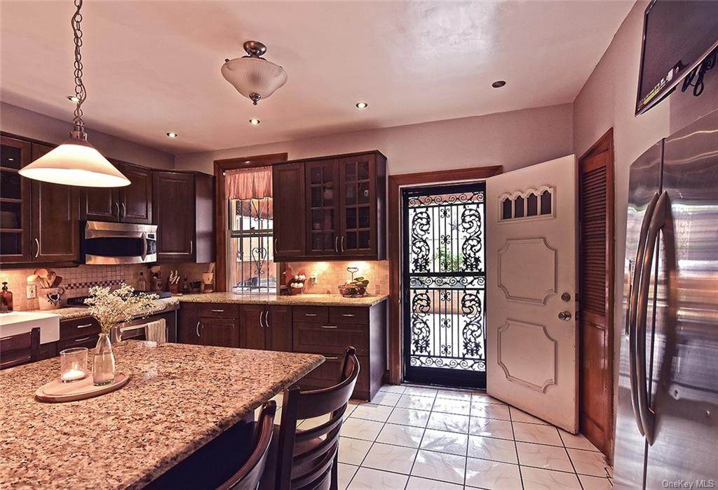11 Van Corlear Place - Photo 1