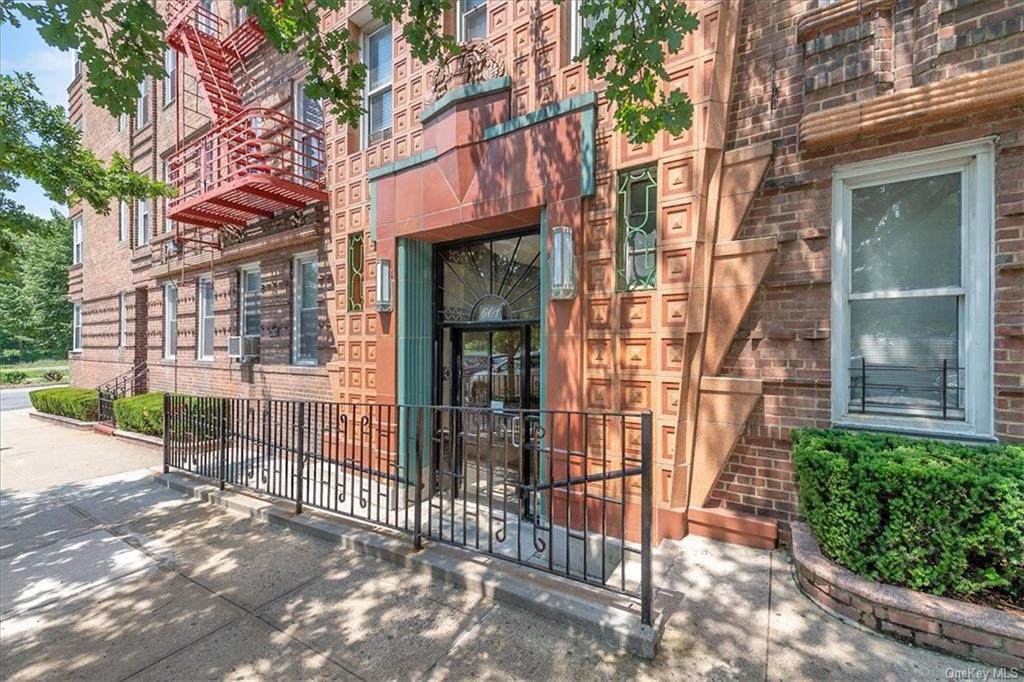 601 Pelham Parkway - Photo 1