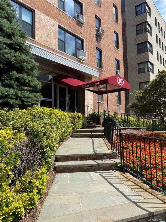 10 Broadway - Photo 1