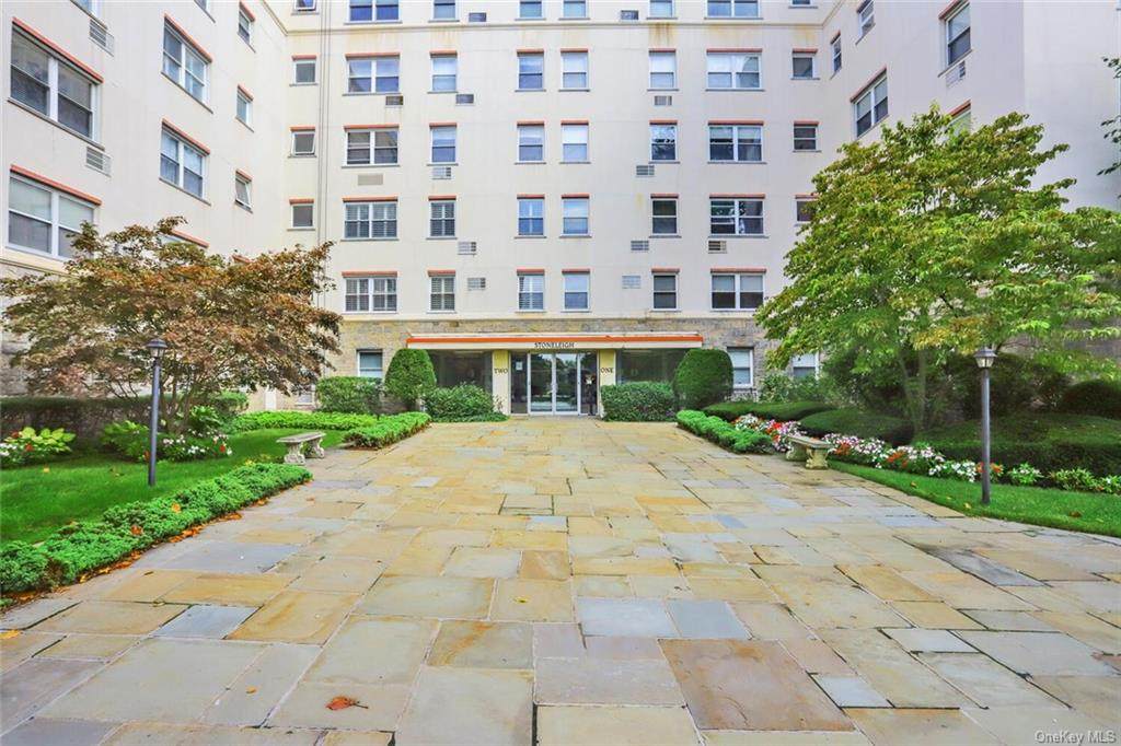 1 Stoneleigh Plaza - Photo 1