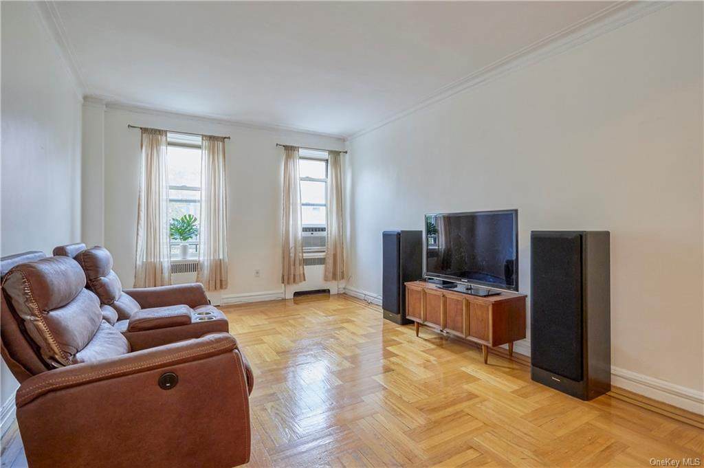 601 Pelham Parkway North - Photo 1