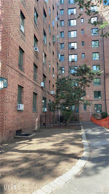2090 Tremont Avenue - Photo 1