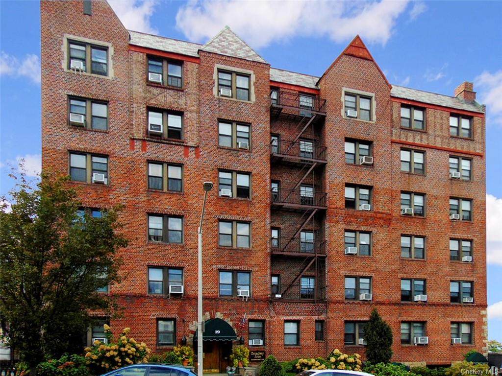 19 Broadway - Photo 1