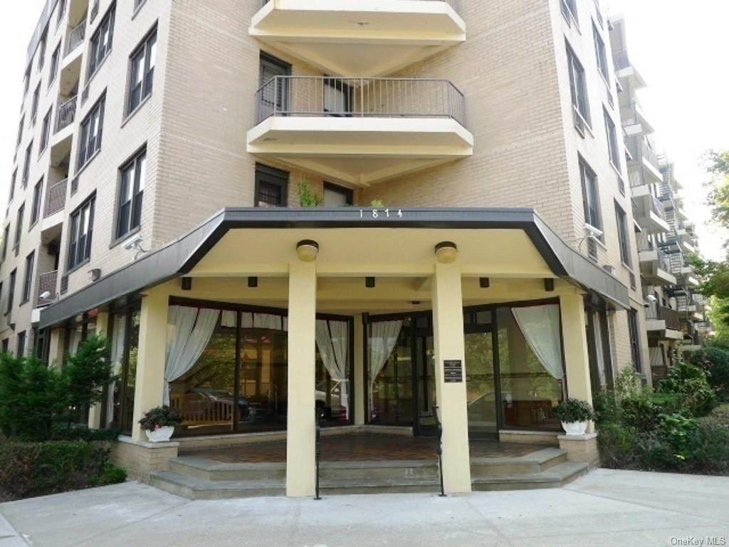1874 Pelham Parkway - Photo 1