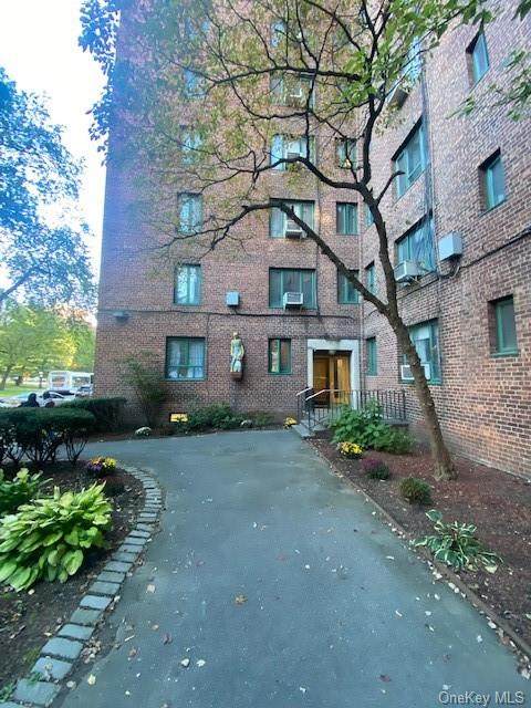 89 Metropolitan Oval - Photo 1