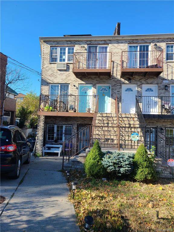 2923 Laconia Avenue - Photo 1