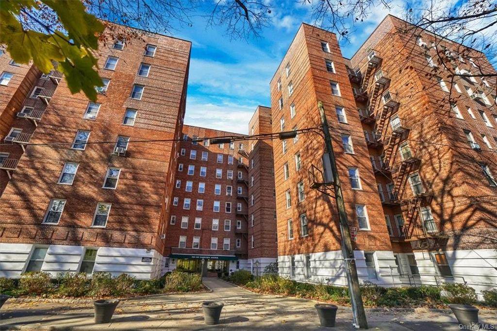 247 Parkview Avenue - Photo 1