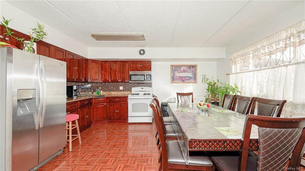 1992 Bathgate Avenue - Photo 1