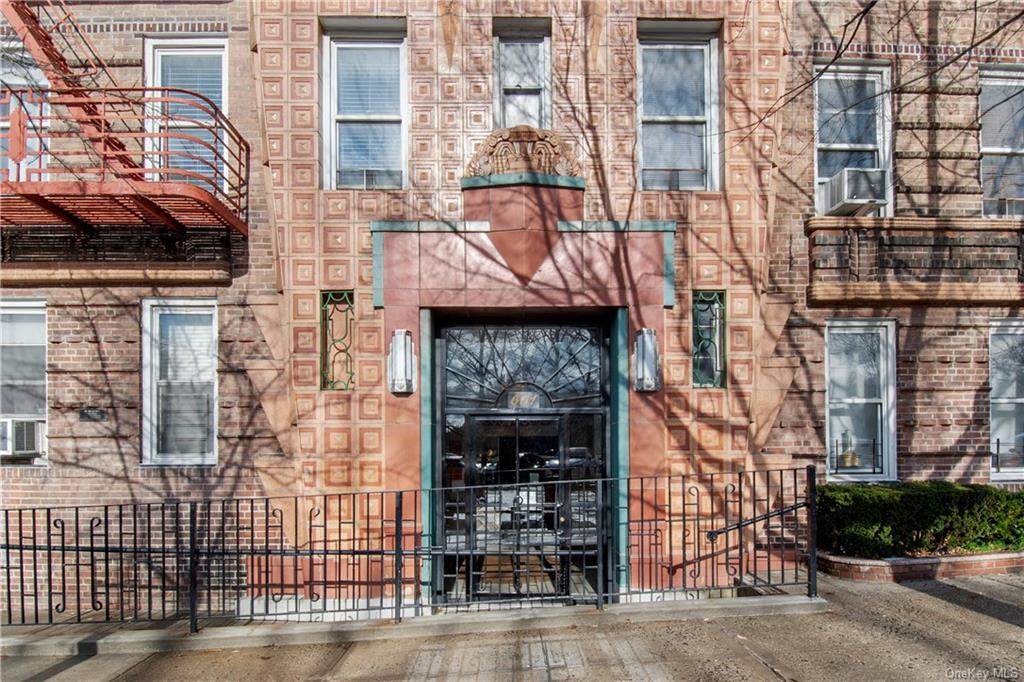 601 Pelham Parkway - Photo 1