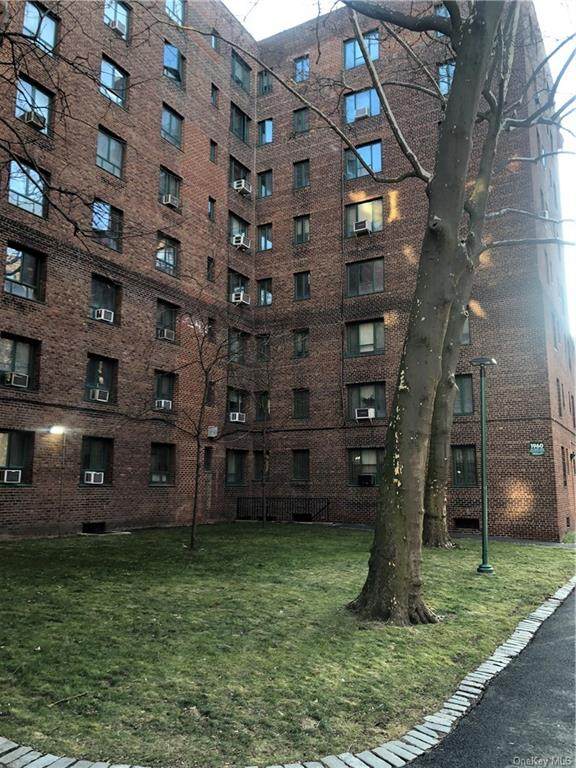1960 Tremont Avenue - Photo 1