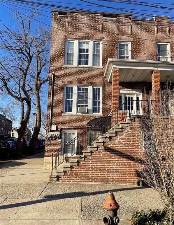 975 Sackett Avenue - Photo 1