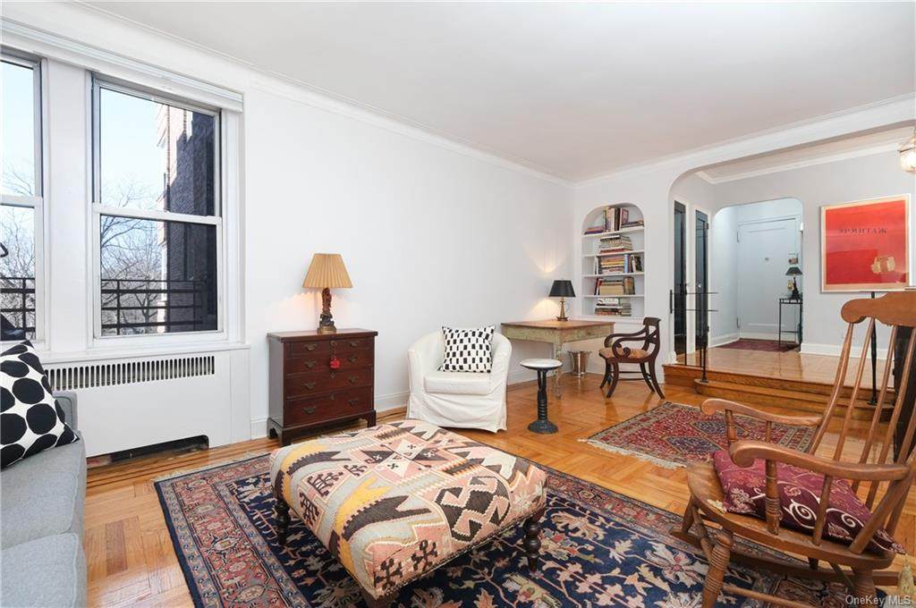 601 Pelham Parkway - Photo 1