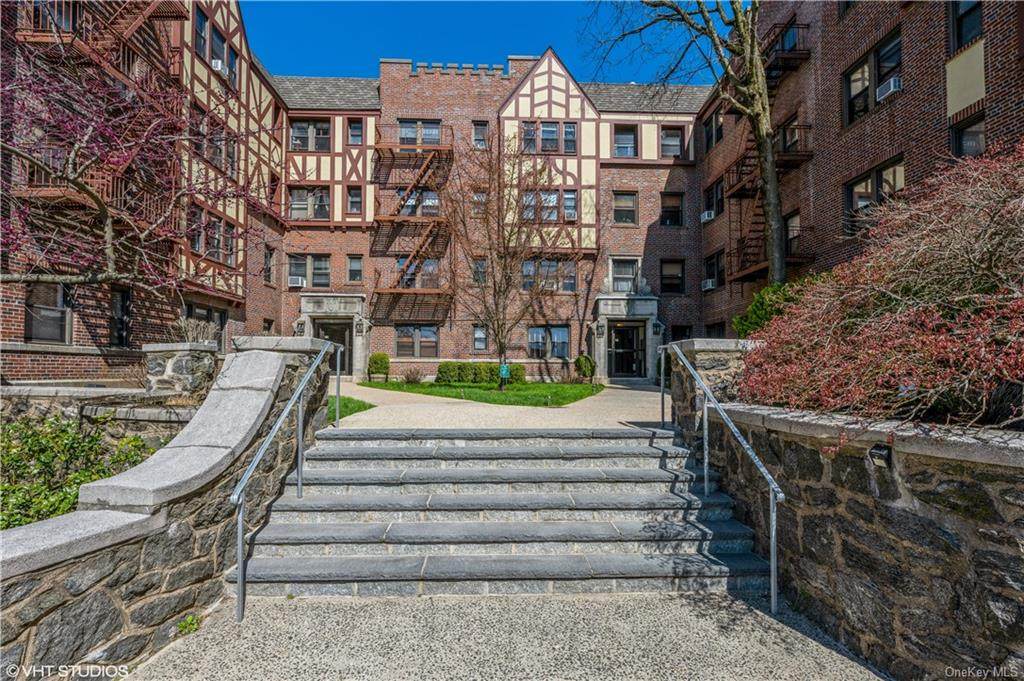 604 Tompkins Avenue - Photo 1