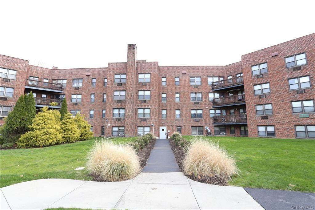 5 Oakdale Manor - Photo 1