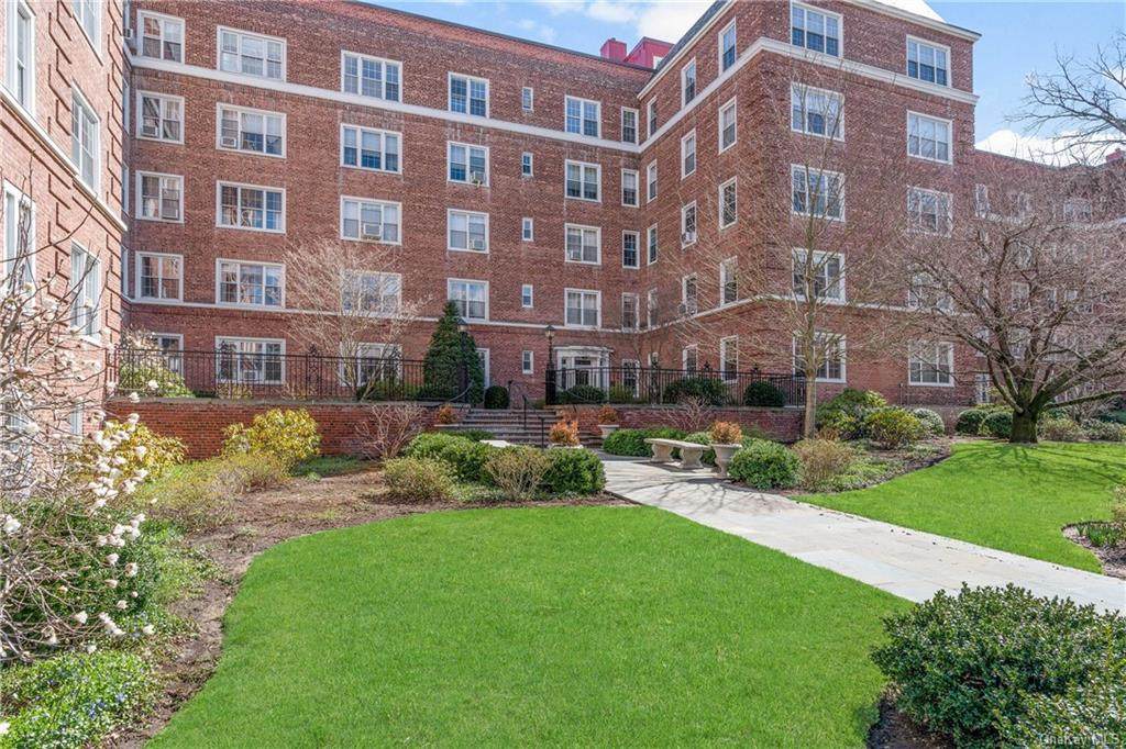 8 Midland Gardens - Photo 1