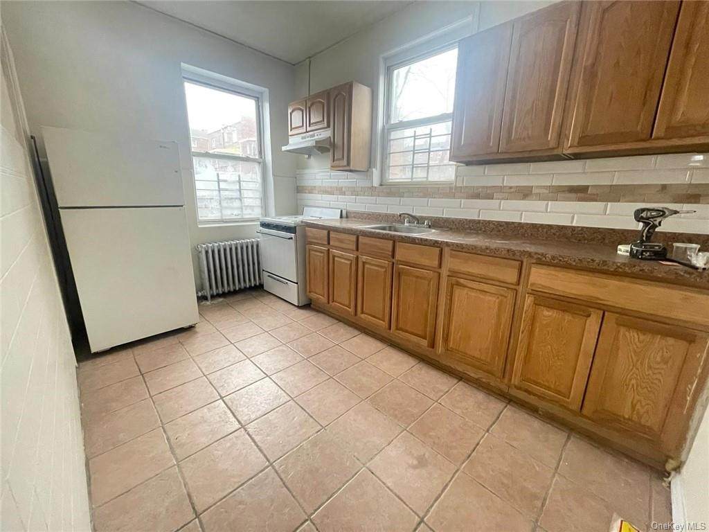606 239 Street - Photo 1