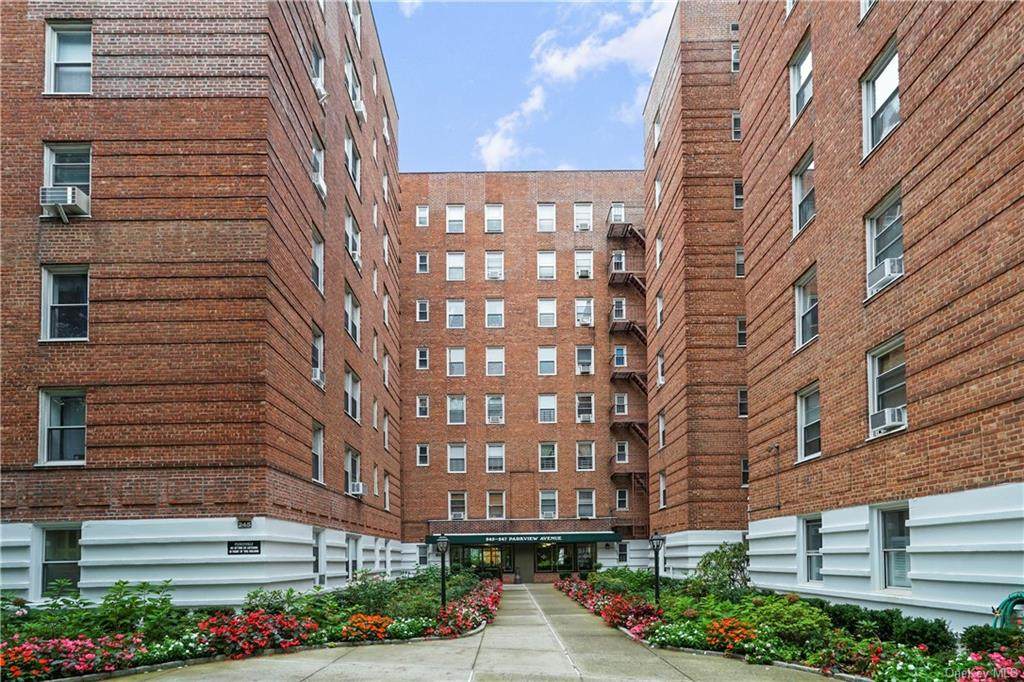 245 Parkview Avenue - Photo 1