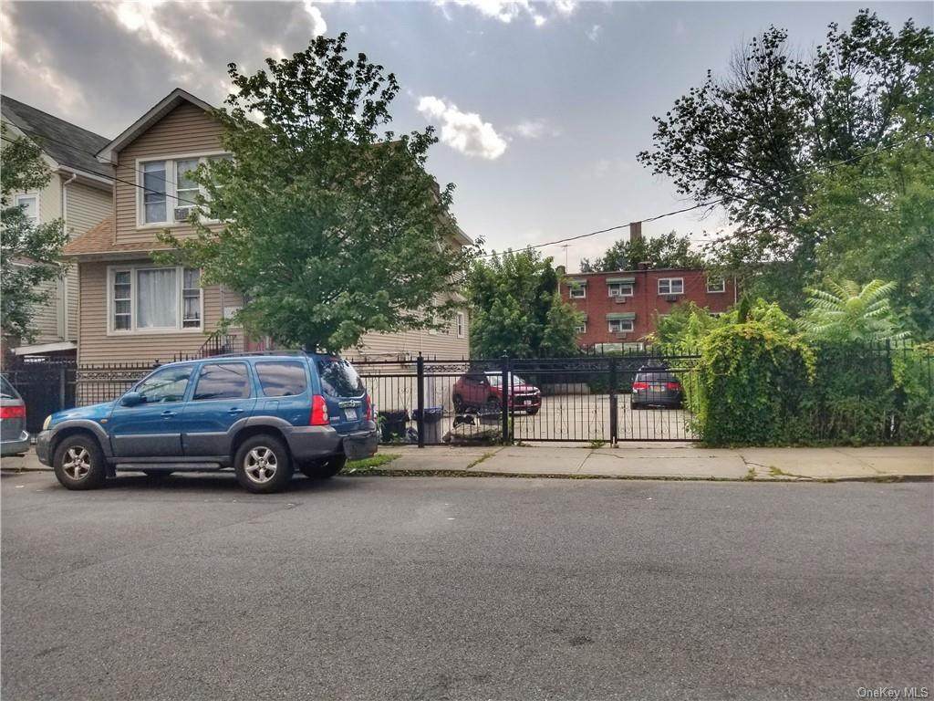 611 Saint Lawrence Avenue - Photo 1