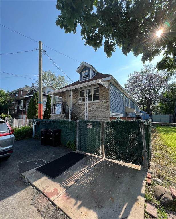 229 Stephens Avenue - Photo 1
