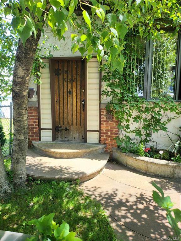 938 Hollywood Avenue - Photo 1