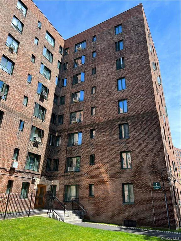7 Metropolitan Oval - Photo 1